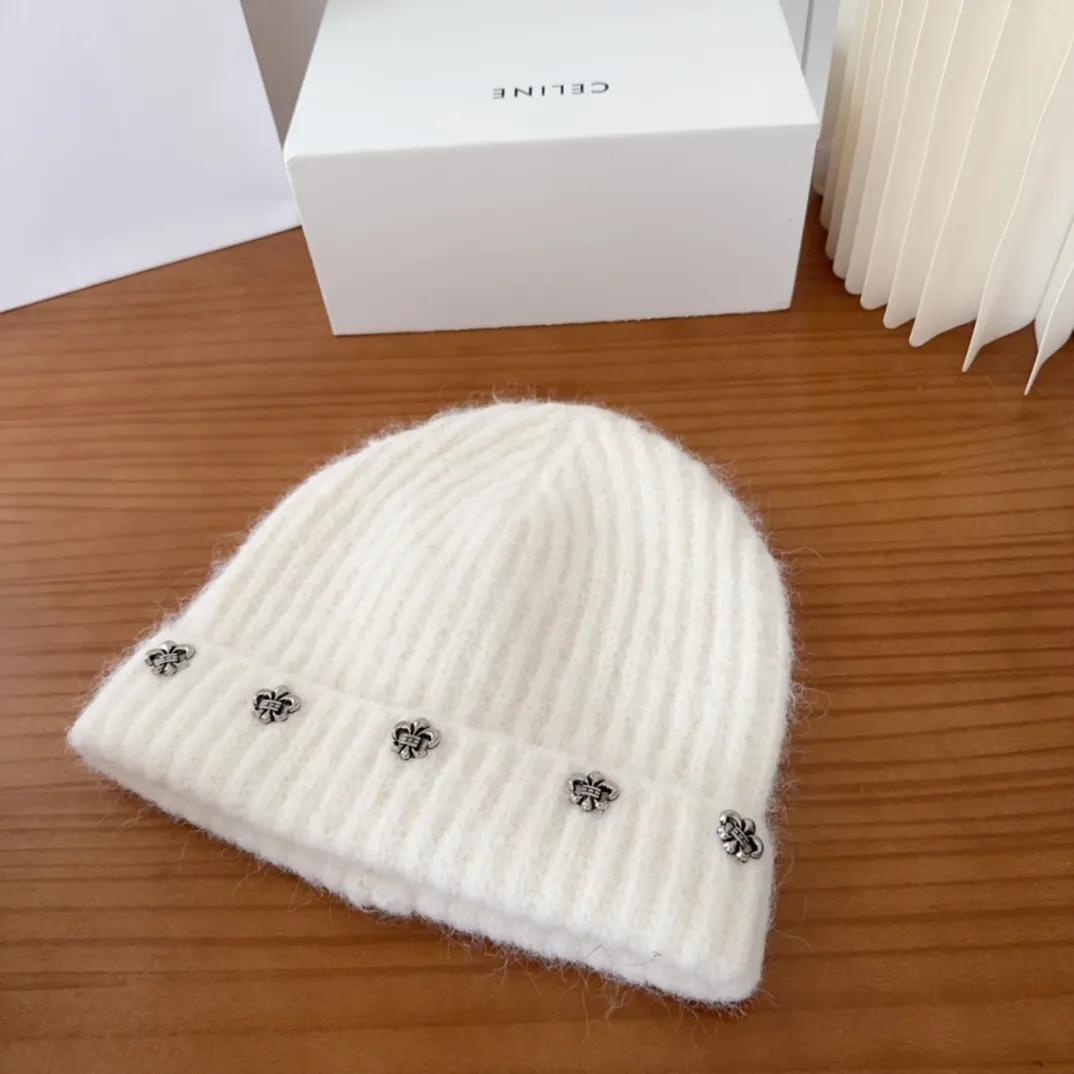💰56 Crow Heart Autumn and Winter Wool Knitted Beanie This must be a favorite of minimalism. It is clean, neat, fashionable and versatile, and will definitely not be picky about your face shape! A fashionable classic that lasts forever! Fashionable black and white can be purchased together!